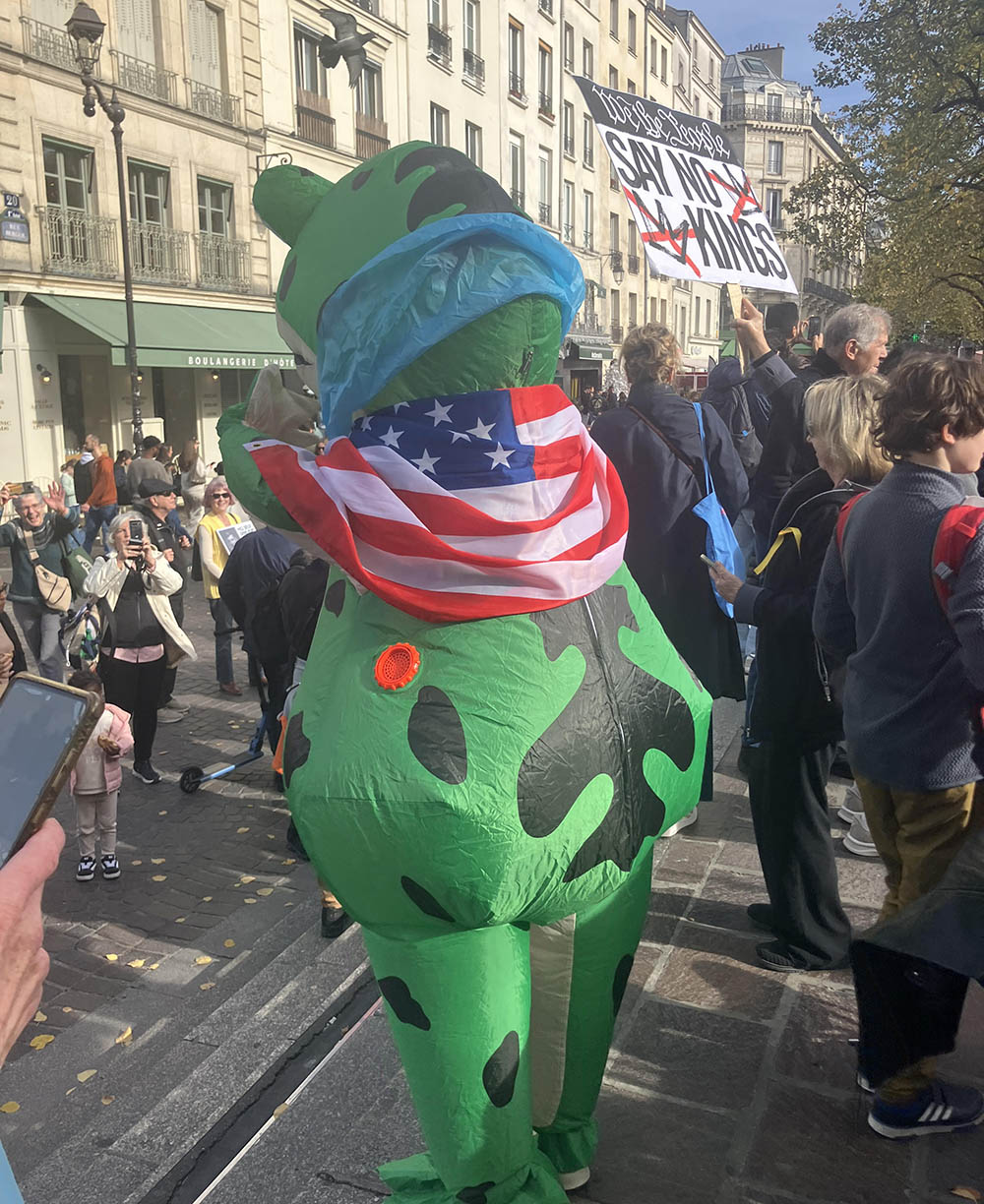 paris-no-kings-2025-10-18-frogs-1-1200