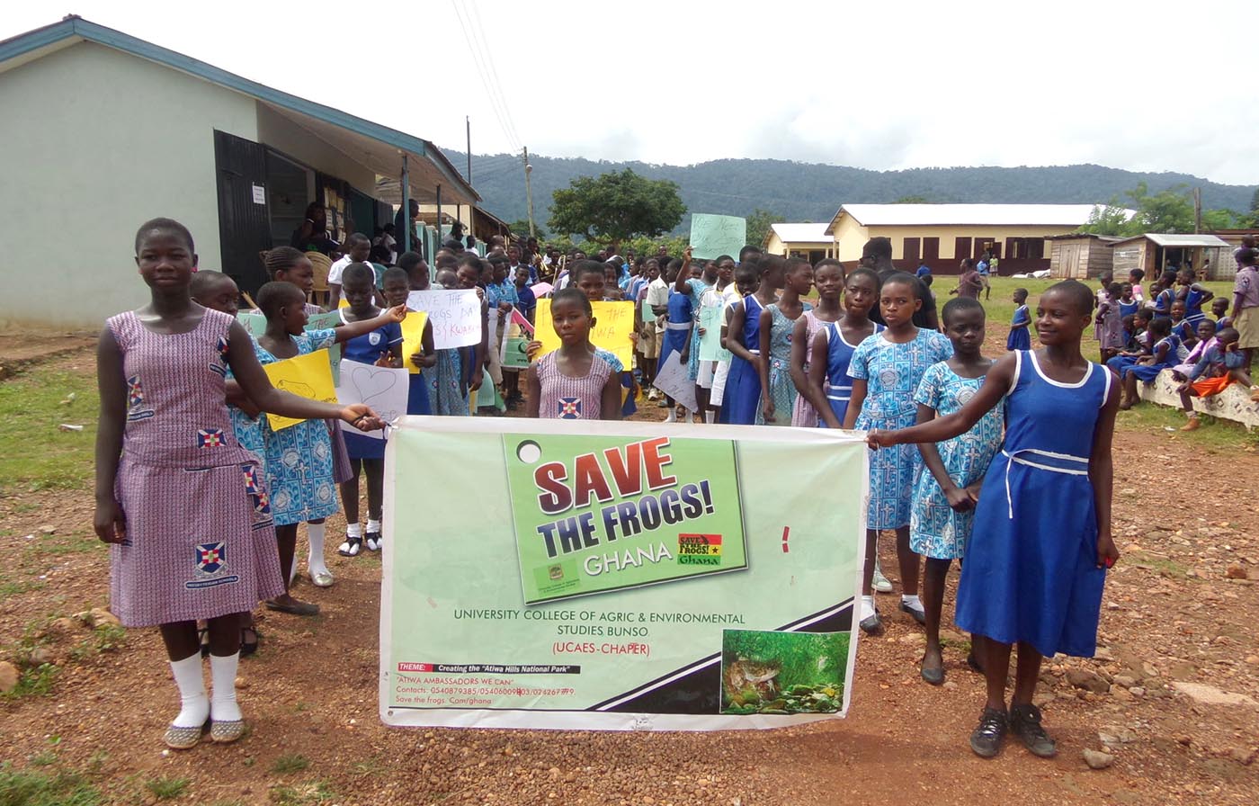 Schoolchildren in Bunso, Ghana holding a SAVE THE FROGS! GHANA banner as they gather for a Save The Frogs Day street parade